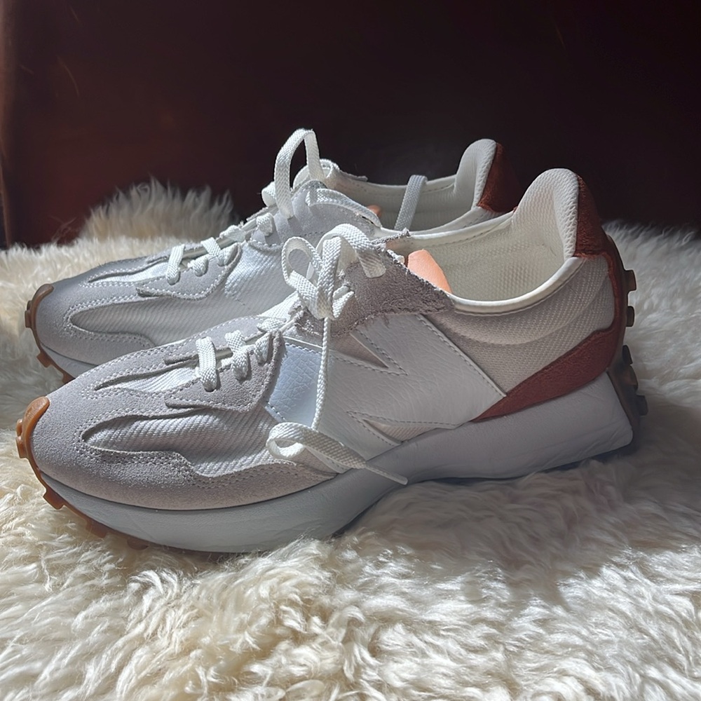 New Balance 327 Women’s Retro Sneakers Size 8